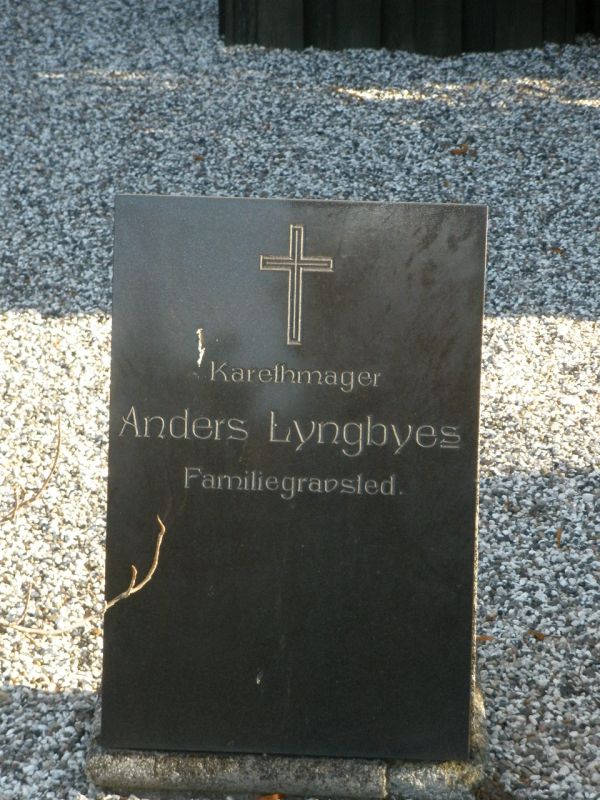 Anders Lyngbye's familiegravsted.JPG